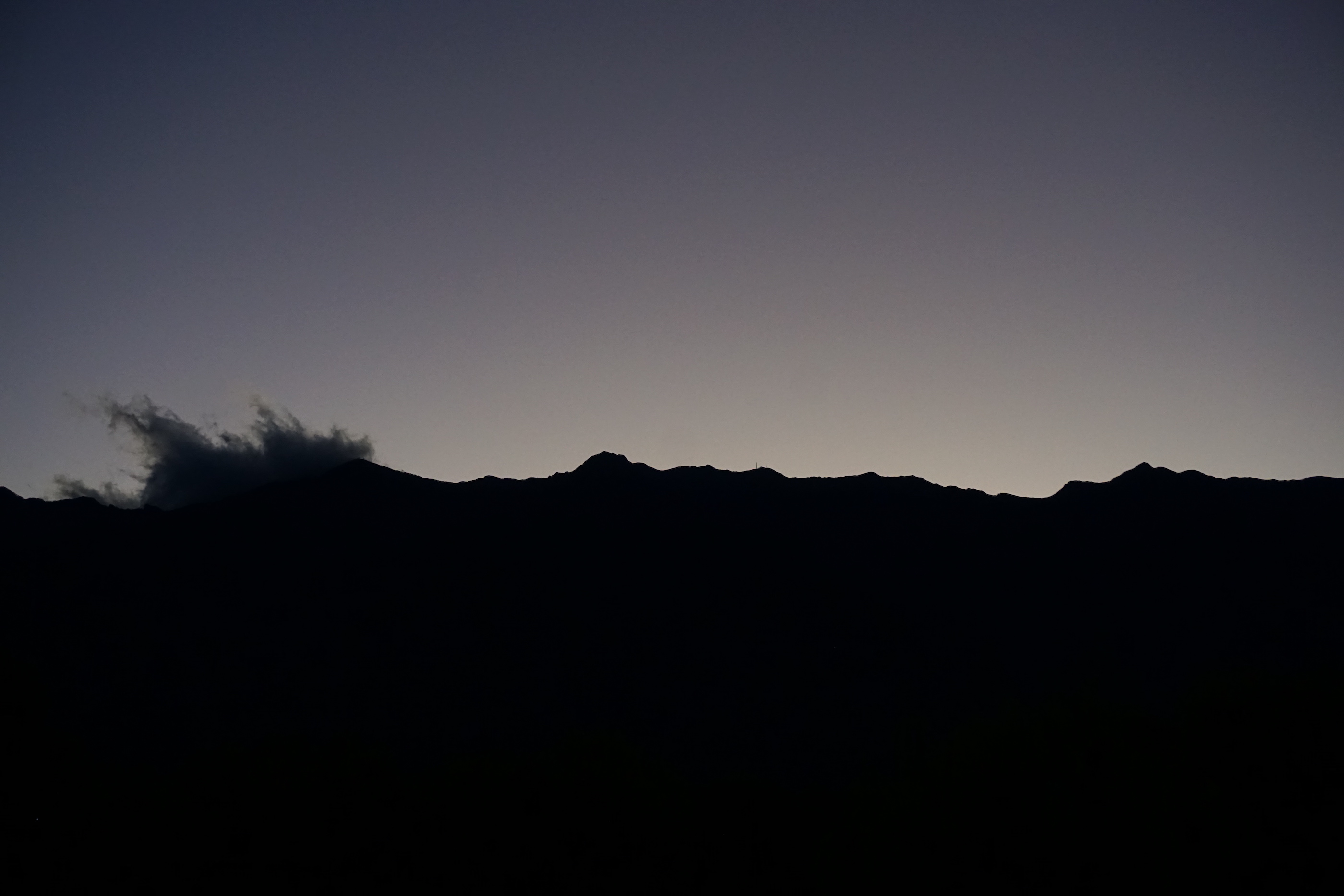 落日下看见纯黑色的苍山